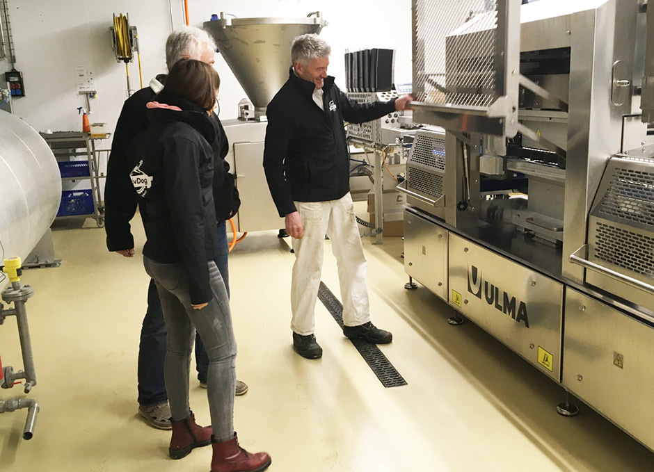 Das Dreamteam in der Produktion bei AktivDog Hundefutter Das Dreamteam in der Produktion bei AktivDog Hundefutter