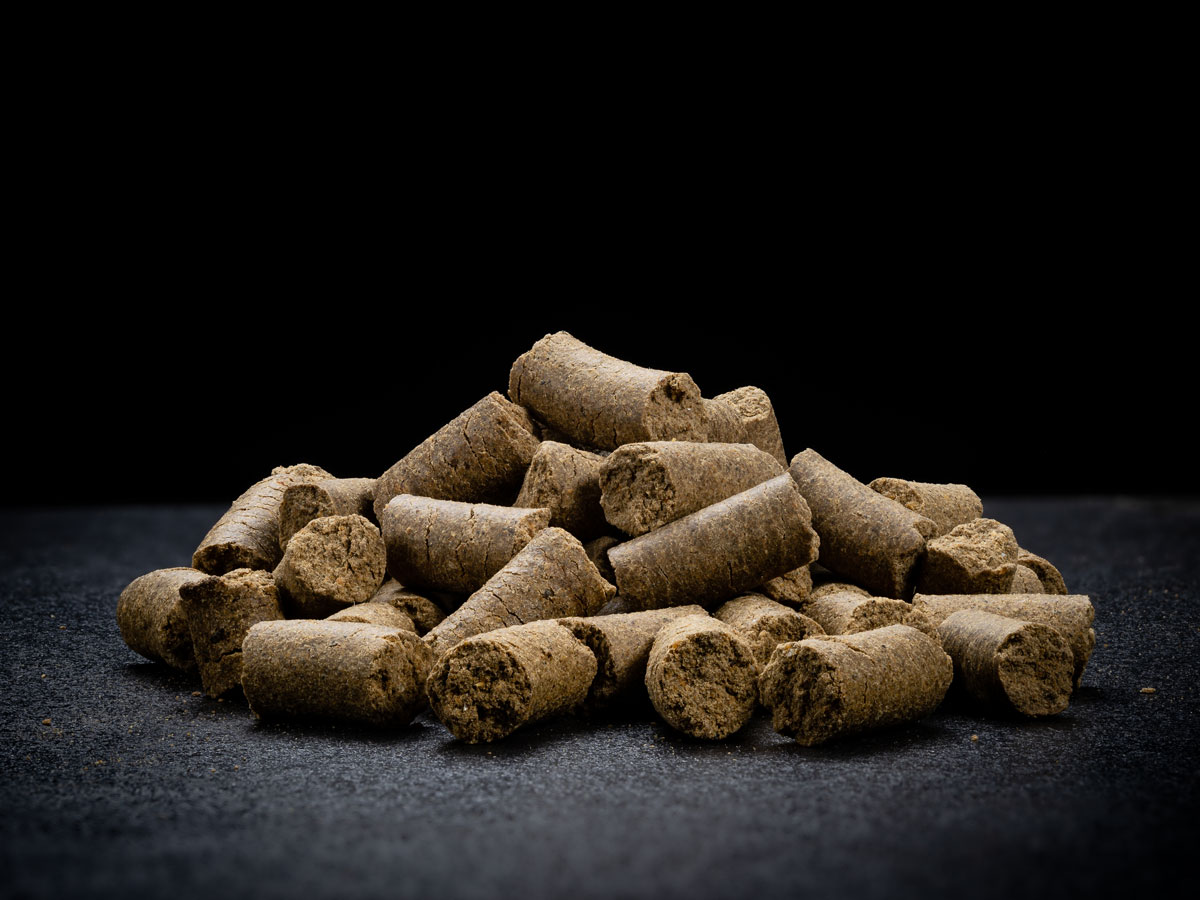 AktivDog Belohnungsleckerli Hering aus aromatischem Schweizer Hering liegen pur auf einem dunklen Untergrund